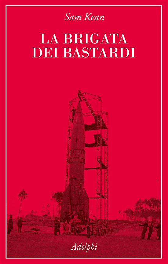 Cover for Sam Kean · La Brigata Dei Bastardi. La Vera Storia Degli Scienziati E Delle Spie Che Sabotarono La Bomba Atomica Nazista (Bog)