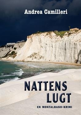 Cover for Andrea Camilleri · En Montalbano-krimi: Nattens lugt (Taschenbuch) [1. Ausgabe] (2012)