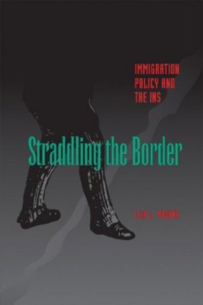 Cover for Lisa Magana · Straddling the Border: Immigration Policy and the INS (Paperback Bog) (2003)