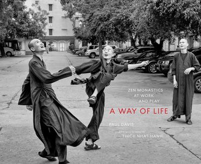 Cover for Thich Nhat Hanh · A Way of Life: Zen Monastics at Work and at Play (Hardcover Book) (2017)