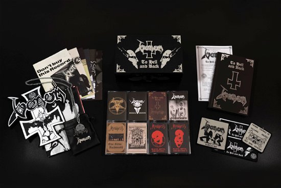 To Hell and Back (8 Cassette Box Set W/ Book, Flag, Patches, Backpatch, Posters & Pendant) - Venom - Música - DARKNESS SHALL RISE PRODUCTION - 9956683914770 - 7 de julio de 2023