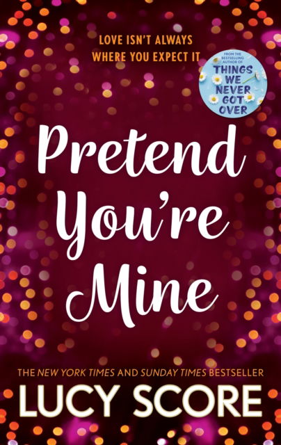 Pretend You're Mine: a fake dating small town love story from the author of Things We Never Got Over - The Benevolence Series - Lucy Score - Libros - Hodder & Stoughton - 9781399726771 - 13 de julio de 2023