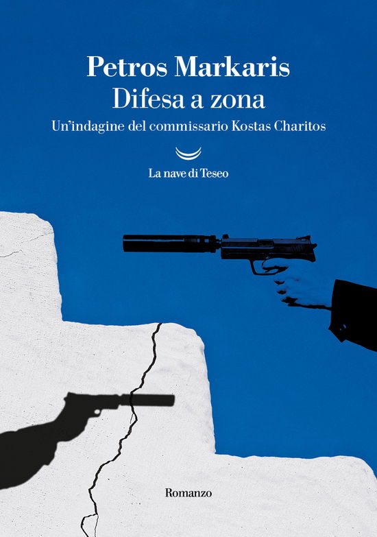 Difesa A Zona. Un'indagine Del Commissario Kostas Charitos - Petros Markaris - Böcker -  - 9788834616772 - 