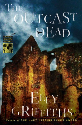 Cover for Elly Griffiths · The Outcast Dead (Ruth Galloway Mystery) (Innbunden bok) (2014)