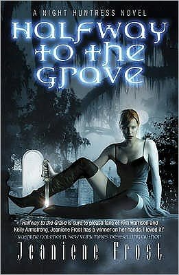 Halfway to the Grave: The sexiest and most badass paranormal romance series you’ll ever read - NIGHT HUNTRESS - Jeaniene Frost - Livros - Orion Publishing Co - 9780575093775 - 8 de abril de 2010