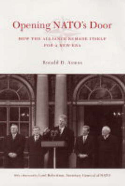 Cover for Asmus, Ronald (Transatlantic Center) · Opening NATO's Door: How the Alliance Remade Itself for a New Era - A Council on Foreign Relations Book (Paperback Book) (2004)