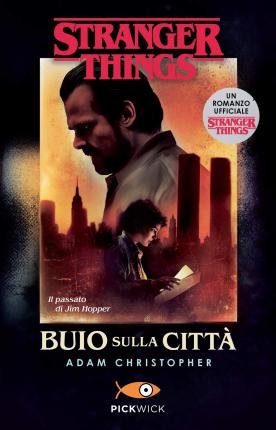 Cover for Adam Christopher · Buio Sulla Citta. Un Romanzo Ufficiale Di Stranger Things (Buch)