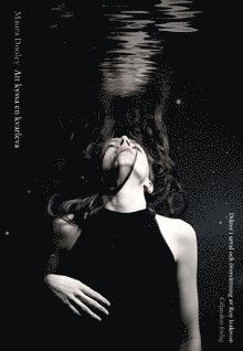 Cover for Maura Dooley · Att kyssa en kvarleva (Paperback Book) (2010)