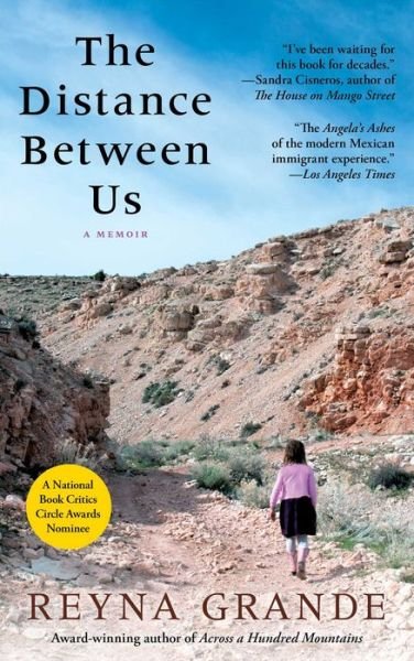 Cover for Reyna Grande · The Distance Between Us: A Memoir (Paperback Bog) (2013)