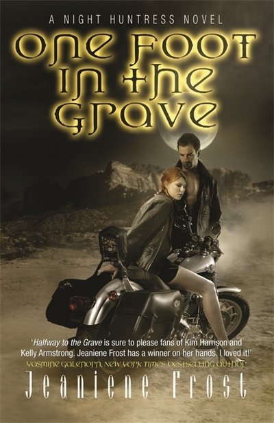 Cover for Jeaniene Frost · One Foot in the Grave: A Night Huntress Novel - NIGHT HUNTRESS (Paperback Bog) (2010)