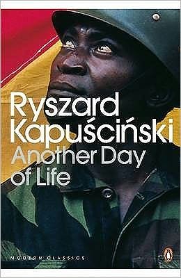 Cover for Ryszard Kapuscinski · Another Day of Life - Penguin Modern Classics (Paperback Bog) (2001)
