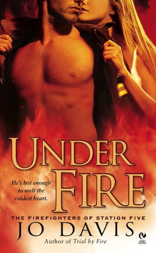 Under Fire: the Firefighters of Station Five - Jo Davis - Książki - Signet - 9780451226792 - 5 maja 2009