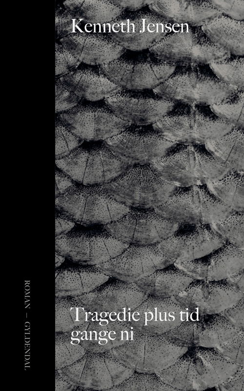 Tragedie plus tid gange ni - Kenneth Jensen - Bøker - Gyldendal - 9788702233797 - 14. august 2017