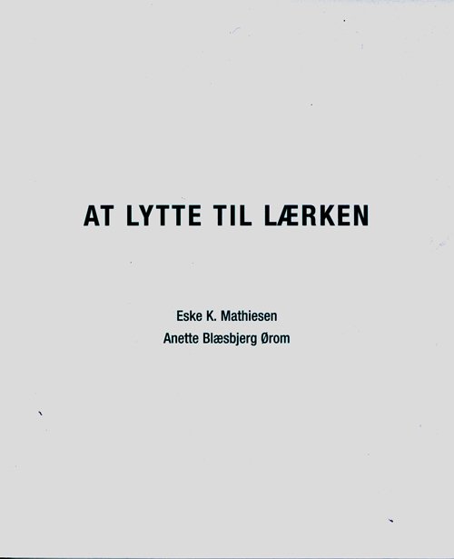 Cover for Eske K. Mathiesen og Anette Blæsbjerg Ørom · At lytte til lærken (Heftet bok) [1. utgave] (2003)