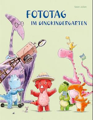 Fototag im Dinokindergarten - Sean Julian - Książki - NordSüd Verlag - 9783314106804 - 17 kwietnia 2024