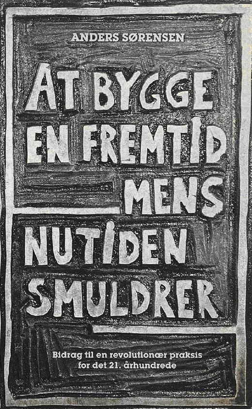 Cover for Anders Sørensen · At bygge en fremtid mens nutiden smuldrer (Paperback Book) [1e uitgave] (2024)