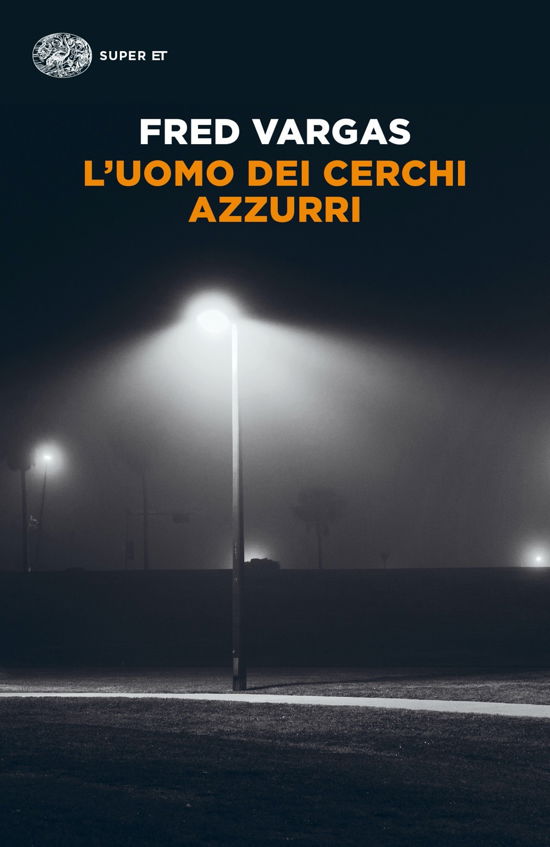 Cover for Fred Vargas · L' Uomo Dei Cerchi Azzurri. I Casi Del Commissario Adamsberg (Book)