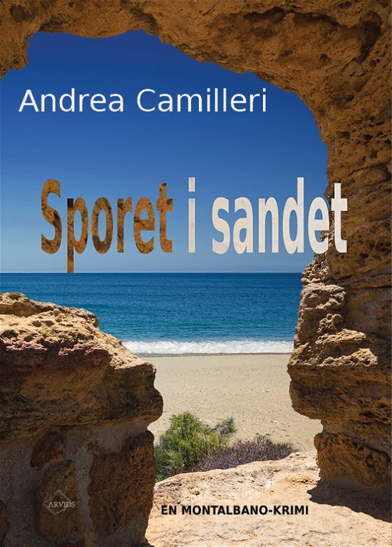 Cover for Andrea Camilleri · En Montalbano-krimi: Sporet i sandet (Sewn Spine Book) [1e uitgave] (2018)