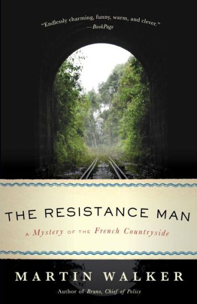 Cover for Martin Walker · The Resistance Man: a Novel of the French Countryside (Bruno, Chief of Police) (Taschenbuch) (2015)