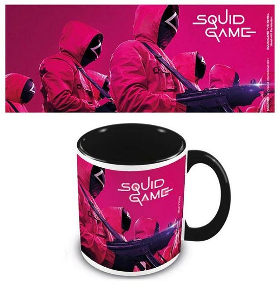 Cover for Squid Game · Squid Game Guards &amp; Guns Coloured Inner Mug (Tasse)