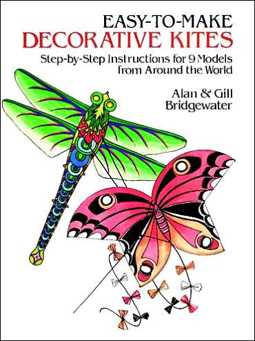 Easy to Make Decorative Kites: Step-by-step Instruction for 9 Models from Around the World - Alan Bridgewater - Książki - Dover Publications Inc. - 9780486249810 - 1986