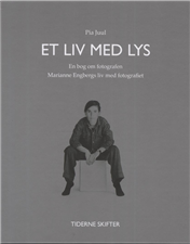 Cover for Pia Juul · Et liv med lys (Bound Book) [1º edição] [Indbundet] (2011)