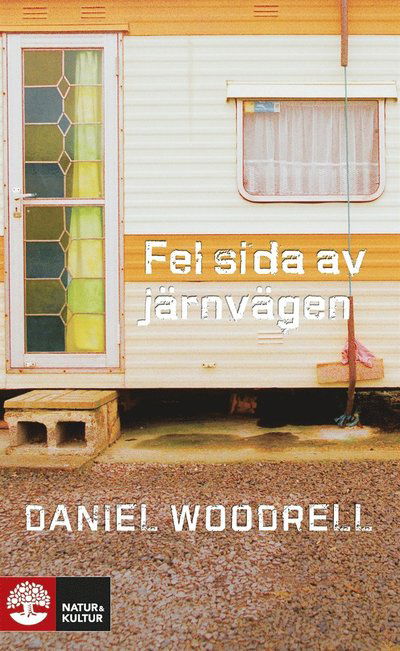 Cover for Daniel Woodrell · Fel sida av järnvägen (ePUB) (2015)