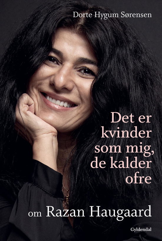 Cover for Dorte Hygum Sørensen; Razan Haugaard · Det er kvinder som mig, de kalder ofre (Sewn Spine Book) [1º edição] (2020)