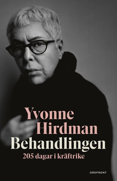 Behandlingen: 205 dagar i kräftrike - Yvonne Hirdman - Bücher - Ordfront förlag - 9789177750819 - 27. August 2019