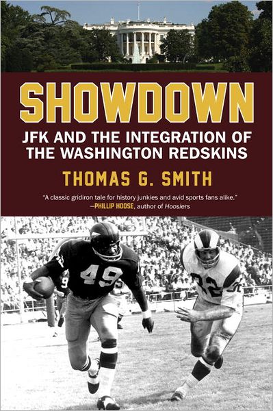 Cover for Thomas Smith · Showdown: JFK and the Integration of the Washington Redskins (Paperback Book) (2012)