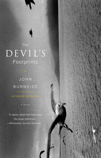 Cover for John Burnside · The Devil's Footprints (Paperback Bog) [Reprint edition] (2009)