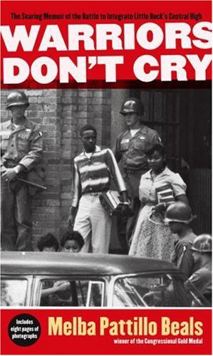 Warriors Don't Cry: a Searing Memoir of the Battle to Integrate Little Rock's Central High - Melba Pattillo Beals - Książki - Simon Pulse - 9781416948827 - 24 lipca 2007