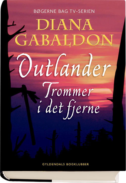 Cover for Diana Gabaldon · Outlander: Outlander 4. Trommer i det fjerne (Indbundet Bog) [1. udgave] (2018)