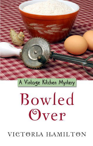 Cover for Victoria Hamilton · Bowled over (Wheeler Large Print Cozy Mystery) (Paperback Book) [Lrg edition] (2014)