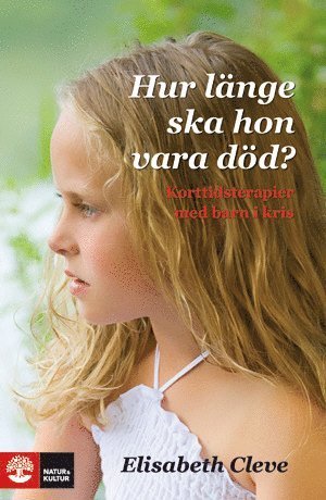 Cover for Elisabeth Cleve · Hur länge ska hon vara död? : korttidsterapier för barn i kris (Innbunden bok) (2011)