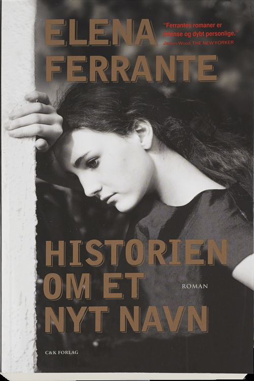 Cover for Elena Ferrante · Historien om et nyt navn (Sewn Spine Book) [1th edição] (2016)