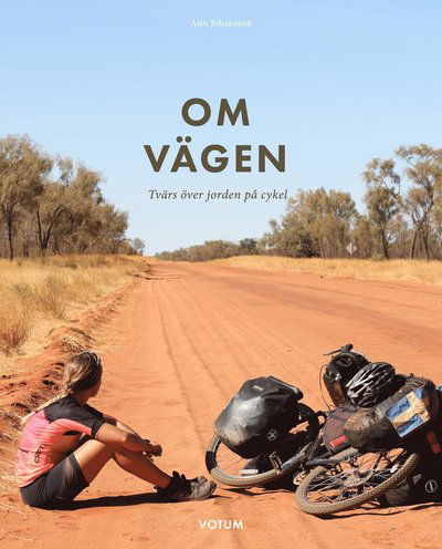 OM-VÄGEN : Tvärs över jorden på cykel - Ann Johansson - Bücher - Votum Förlag - 9789189021839 - 24. März 2023