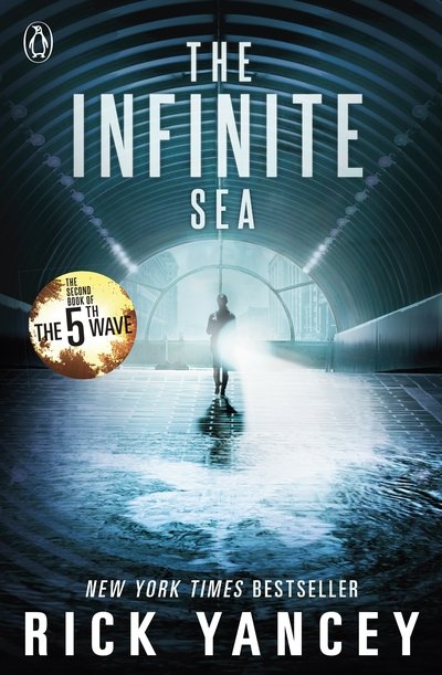 Cover for Rick Yancey · Femte vågen-trilogin: The 5th Wave: The Infinite Sea (Book 2) (Book) (2014)