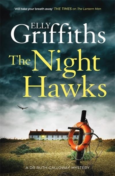 Cover for Elly Griffiths · The Night Hawks: Dr Ruth Galloway Mysteries 13 - The Dr Ruth Galloway Mysteries (Paperback Bog) (2021)