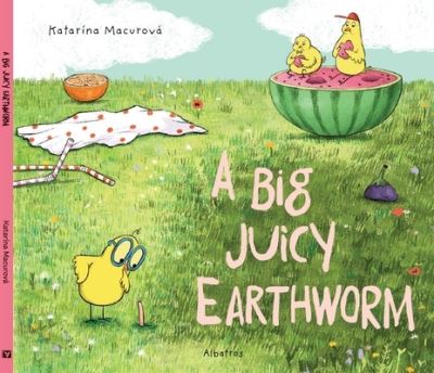 A Big Juicy Earthworm - Katarina's Small Wonders - Katarina Macurova - Libros - Albatros nakladatelstvi as - 9788000070841 - 16 de mayo de 2024