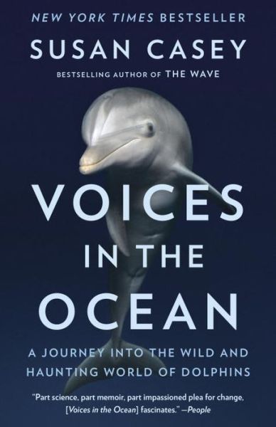 Cover for Susan Casey · Voices in the Ocean A Journey into the Wild and Haunting World of Dolphins (Paperback Book) (2016)