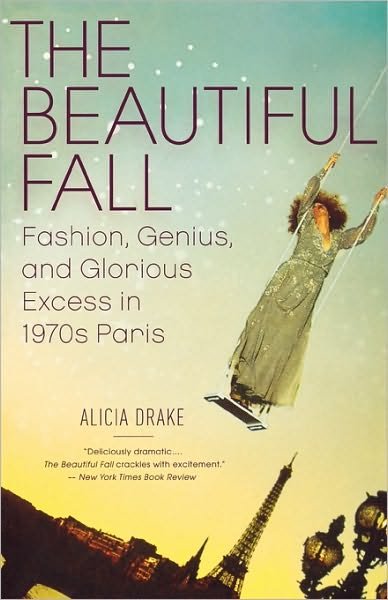 The Beautiful Fall: Fashion, Genius, and Glorious Excess in 1970s Paris - Alicia Drake - Livros - Back Bay Books - 9780316001854 - 6 de setembro de 2007