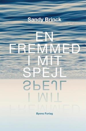 Cover for Sandy Brinck · En fremmed i mit spejl (Sewn Spine Book) [1st edition] (2020)