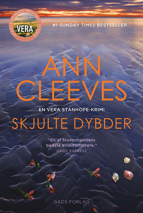 Cover for Ann Cleeves · Skjulte dybder (Sewn Spine Book) [2. Painos] (2023)
