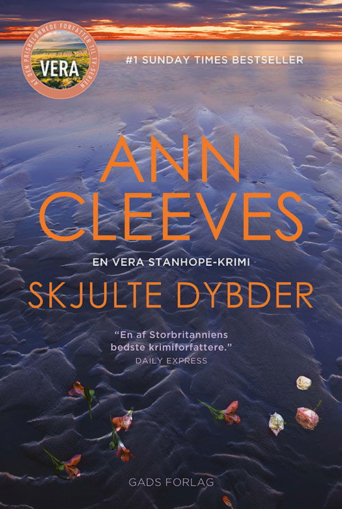 Cover for Ann Cleeves · Skjulte dybder (Sewn Spine Book) [2e édition] (2023)