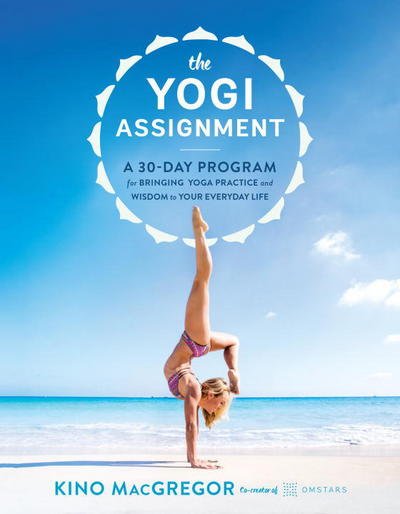 The Yogi Assignment: A 30-Day Program for Bringing Yoga Practice and Wisdom to Your Everyday Life - Kino MacGregor - Kirjat - Shambhala Publications Inc - 9781611803860 - tiistai 26. syyskuuta 2017