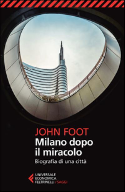 Milano dopo il miracolo. Biografia di una citta - John Foot - Gadżety - Feltrinelli Traveller - 9788807885860 - 11 lutego 2015