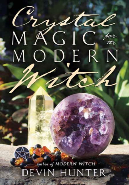 Crystal Magic for the Modern Witch - Devin Hunter - Livros - Llewellyn Publications,U.S. - 9780738768861 - 8 de setembro de 2022