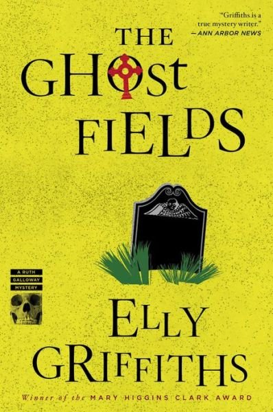 The Ghost Fields: A Mystery - Ruth Galloway Mysteries - Elly Griffiths - Libros - HarperCollins - 9780544577862 - 6 de octubre de 2015