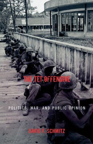 The Tet Offensive: Politics, War, and Public Opinion - David F. Schmitz - Książki - Rowman & Littlefield - 9780742544864 - 29 września 2005